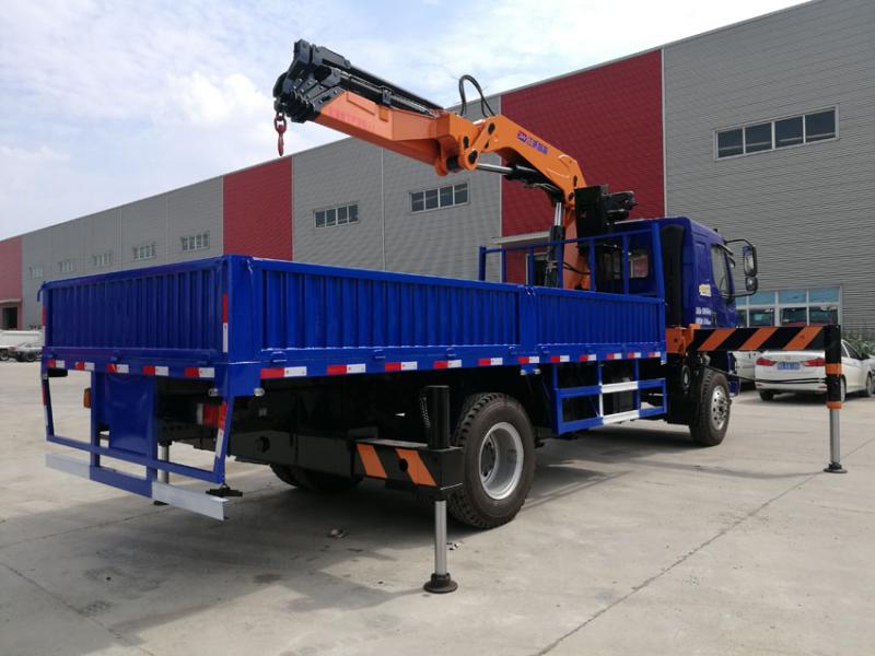 SQ240ZB4柳汽乘龍折臂隨車吊