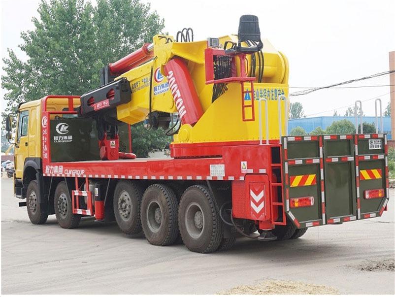 程力200噸重汽豪沃隨車吊（重汽 -- 豪沃HOWO200噸隨車起重運(yùn)輸車）圖片展示3