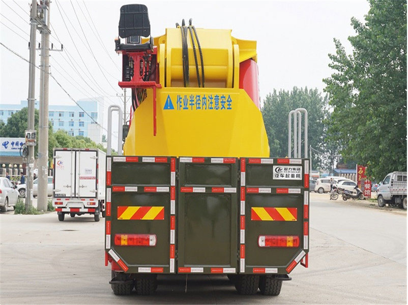 程力200噸重汽豪沃隨車吊（重汽 -- 豪沃HOWO200噸隨車起重運(yùn)輸車）圖片展示4