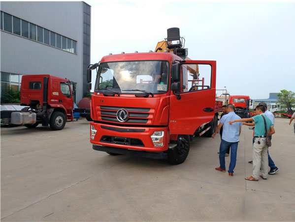 徐工吊機12噸東風(fēng)專底D3隨車吊圖片展示2