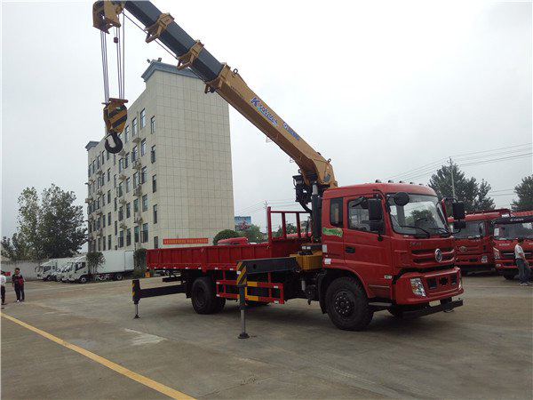 徐工8噸特商東風隨車吊（東風8噸隨車起重運輸車）圖片展示4