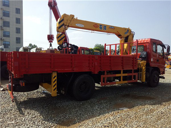 石煤8噸東風(fēng)隨車(chē)吊（東風(fēng) -- 御虎8噸隨車(chē)起重運(yùn)輸車(chē)）圖片展示4