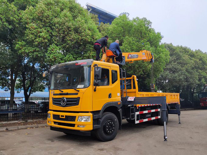 程力吊機8噸東風T702隨車吊