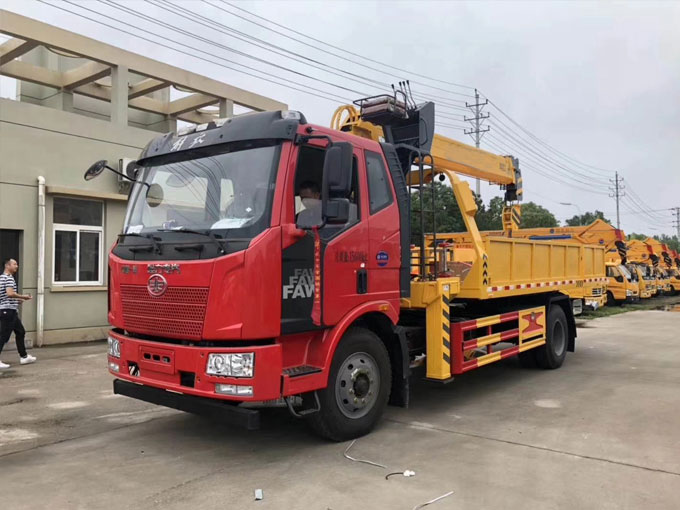 程力吊機6.3噸解放J6隨車吊帶清障