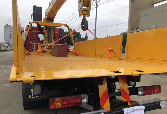 程力吊機6.3噸解放J6隨車吊帶清障圖片展示4