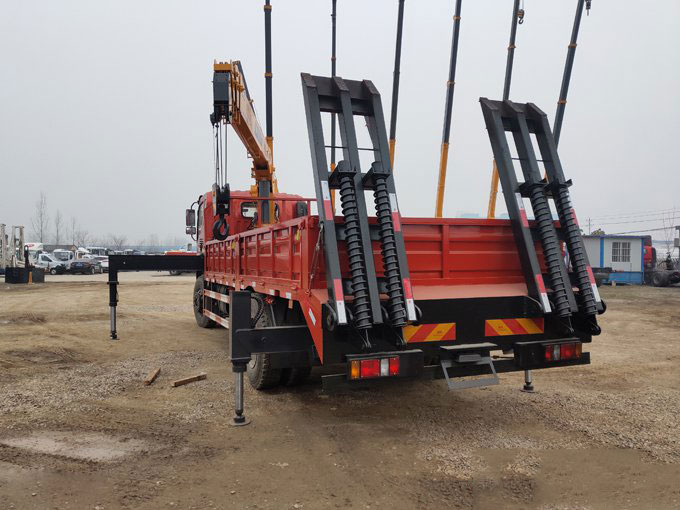 程力吊機6.3噸東風御虎D912隨車吊帶爬梯圖片展示4 程力吊機6.3噸東風御虎D912隨車吊帶爬梯圖片展示4