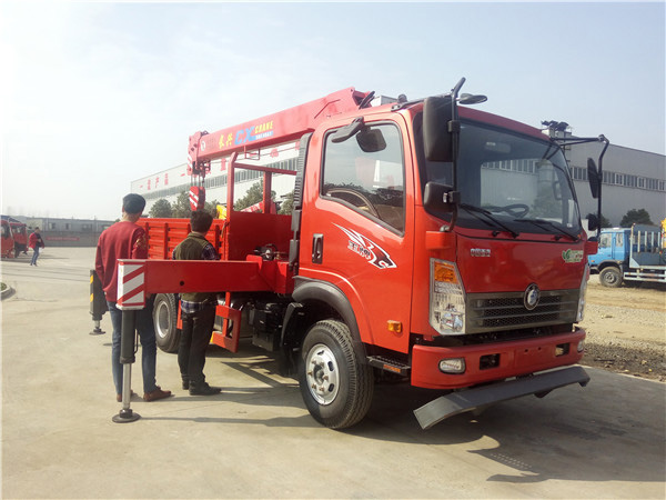 藍牌長興5噸重汽王牌隨車吊圖片展示2
