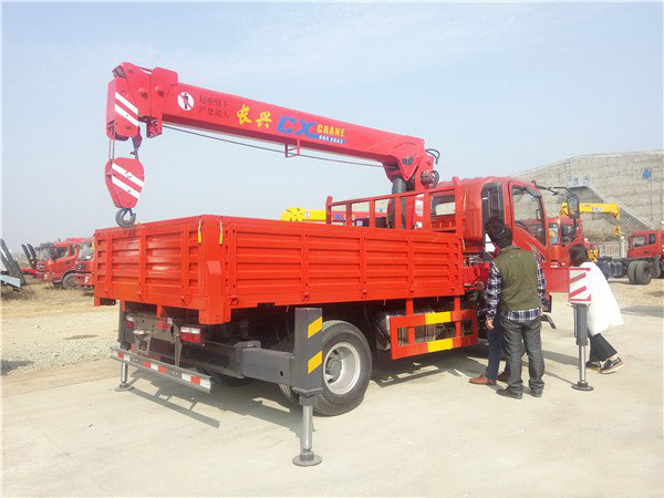 藍牌長興5噸重汽王牌隨車吊圖片展示3