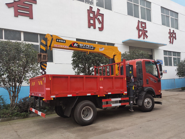 藍(lán)牌程力5噸重汽王牌隨車吊圖片展示4