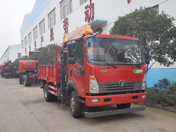 藍(lán)牌程力5噸重汽王牌隨車吊