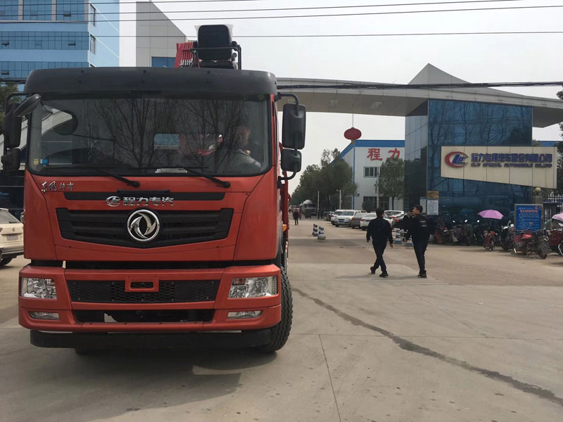 東風T5單橋程力5噸折臂吊隨車吊