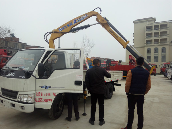 徐工折臂2噸江鈴隨車吊（江鈴2噸隨車起重運(yùn)輸車） 