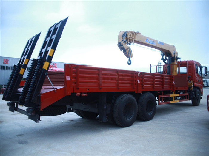 南京陸總訂購東風專底后八輪徐工10噸隨車吊帶爬梯