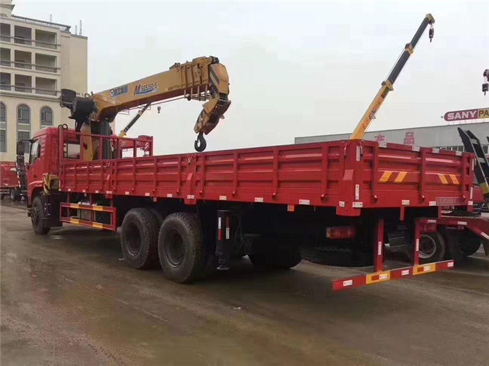 河南洛陽翟老板訂購東風D3后八輪徐工12噸隨車吊