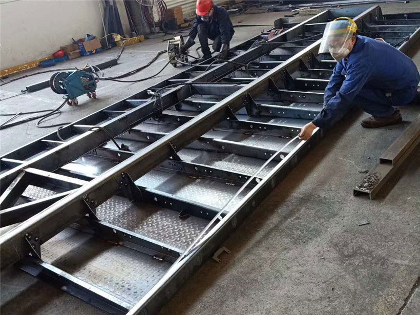 隨車吊冷鉚車廂，抗變形、抗開裂、結實耐用