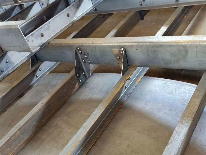 隨車吊冷鉚車廂，抗變形、抗開裂、結實耐用