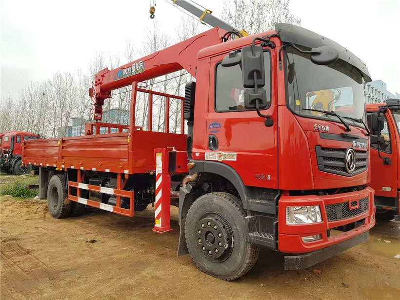 拉移動(dòng)活動(dòng)房用什么樣的隨車吊車？