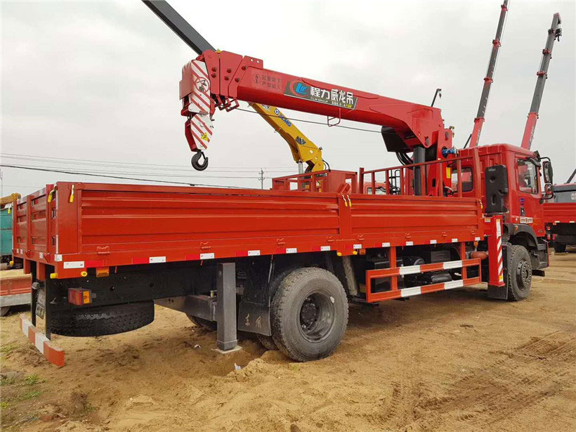 拉移動(dòng)活動(dòng)房用什么樣的隨車吊車？