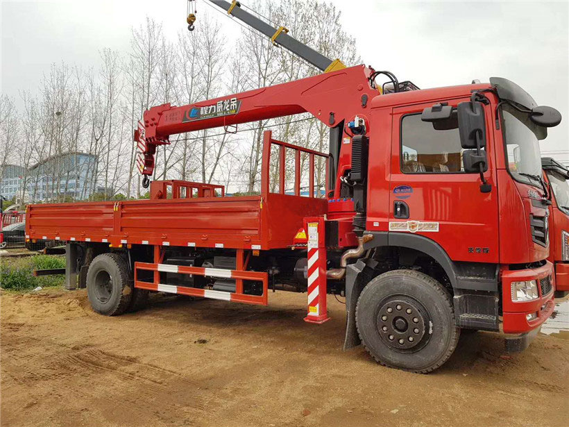 拉移動(dòng)活動(dòng)房用什么樣的隨車吊車？