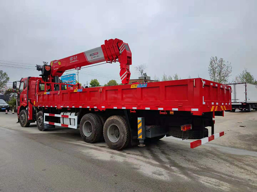 解放J6前四后八16噸隨車吊圖片展示3 解放J6前四后八16噸隨車吊圖片展示3