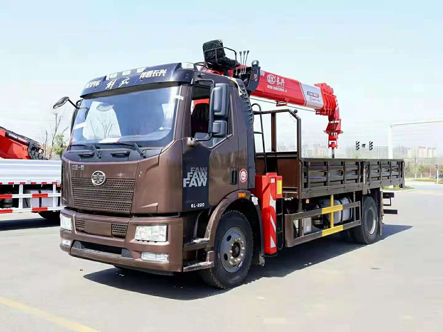 解放J6隨車吊8噸吊機 僅27.8萬