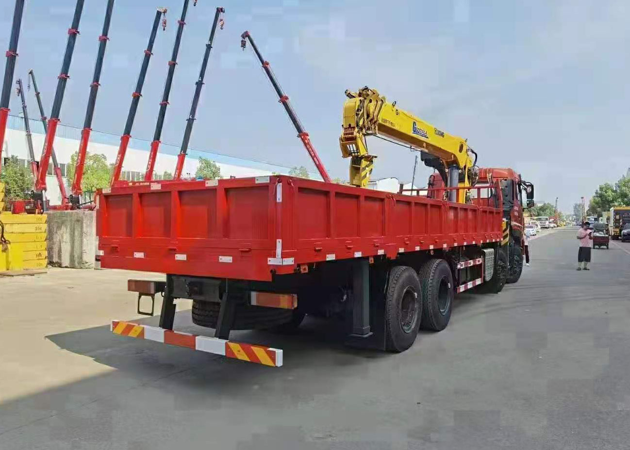 東風(fēng)天龍徐工14噸隨車吊 國(guó)六410馬力圖片展示4 東風(fēng)天龍徐工14噸隨車吊 國(guó)六410馬力圖片展示4