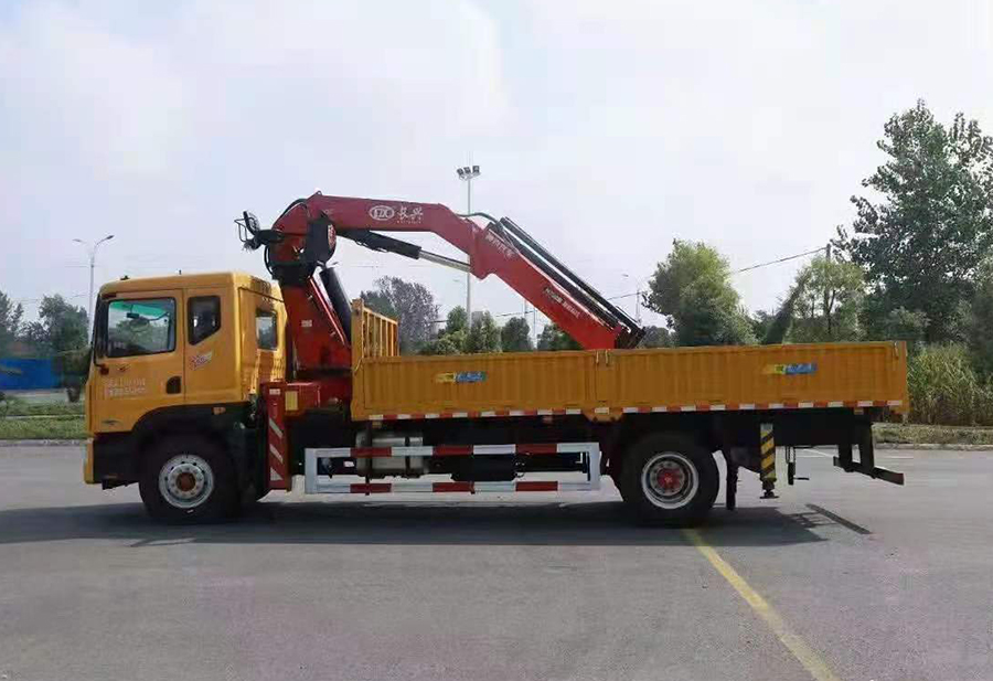 東風多利卡8噸折臂隨車吊