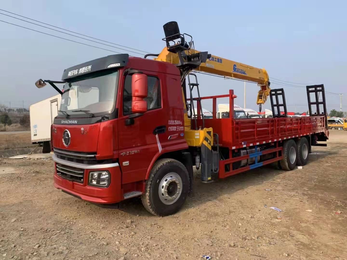 陜汽軒德翼6隨車吊貨箱帶爬梯可以拉挖機