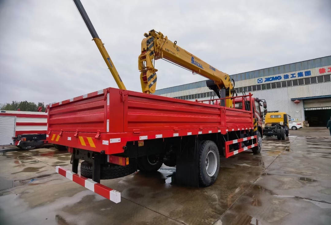 東風DV3單橋6.1貨箱徐工10噸5節(jié)隨車吊